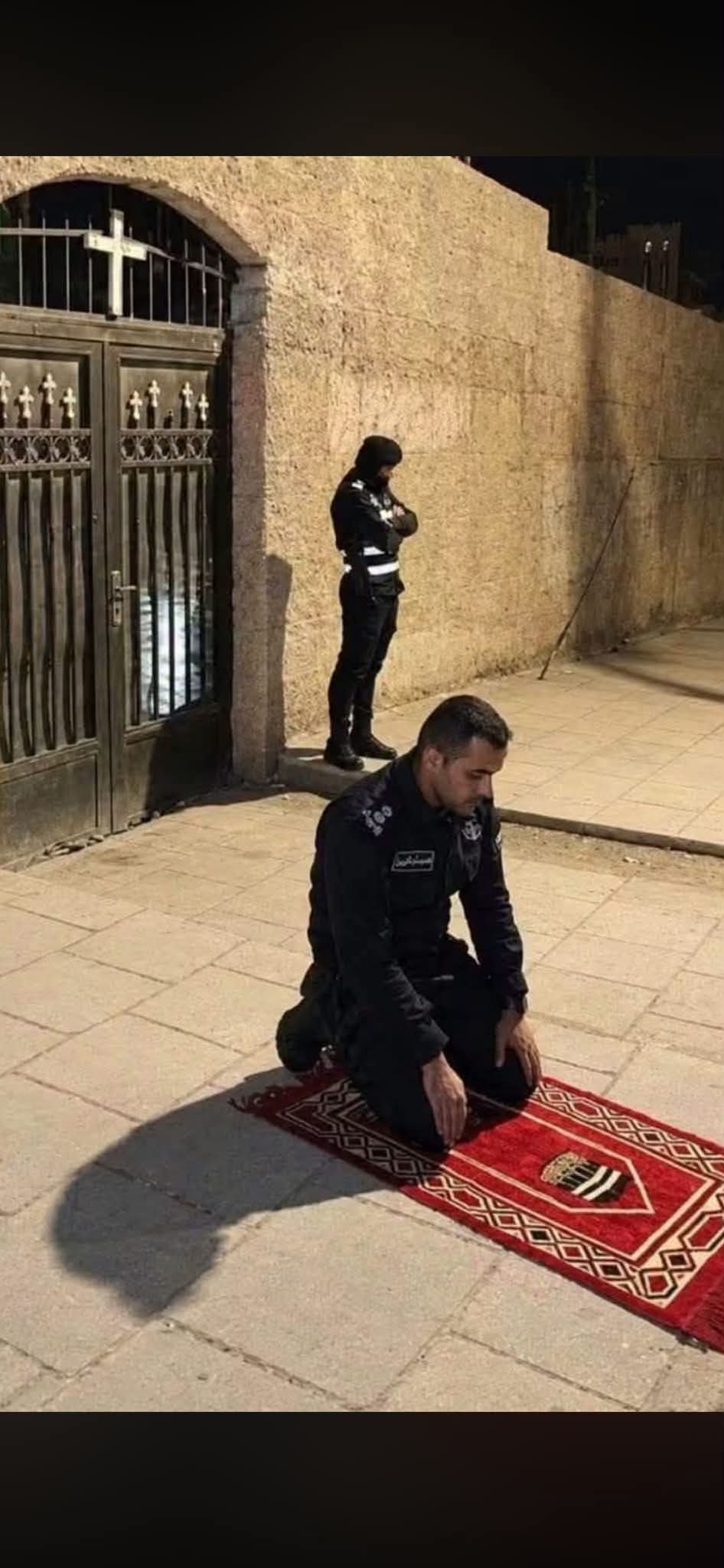 صورة بألف معنى : حين يصلي النشمي ويحرس الوطن على عتبات الكنيسة
