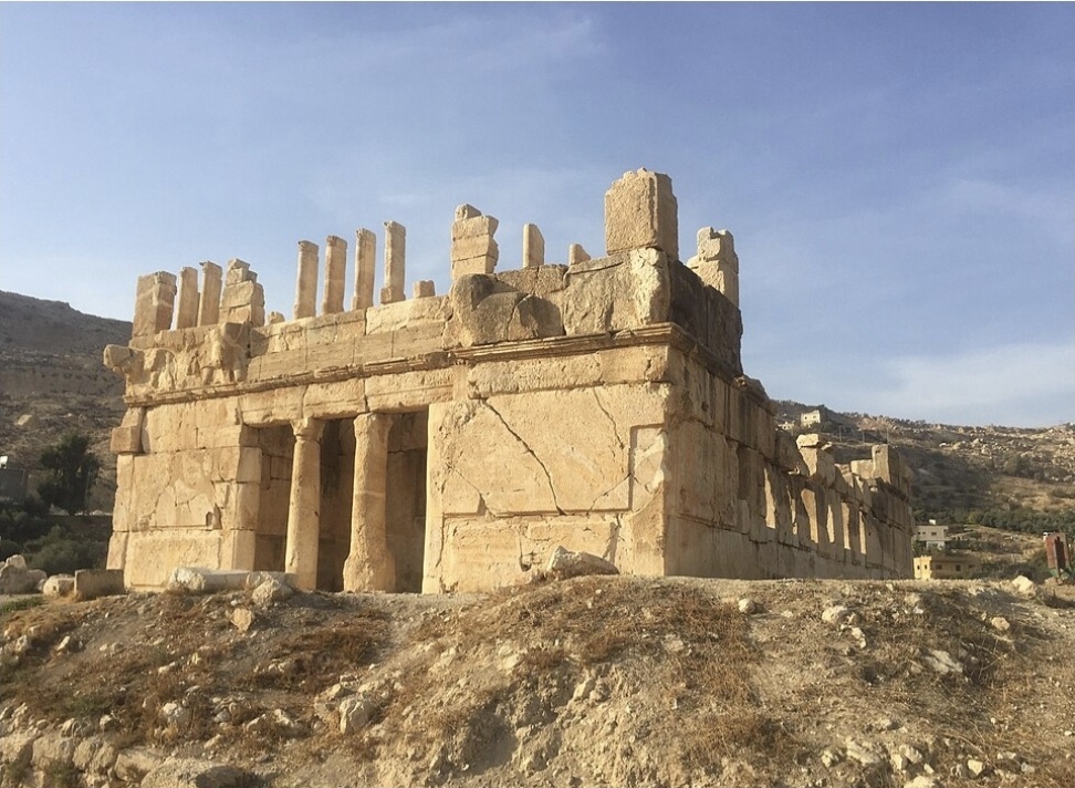 قصر العبد أو قصر عراق الأمير : تحفة معمارية في عمق التاريخ العموني