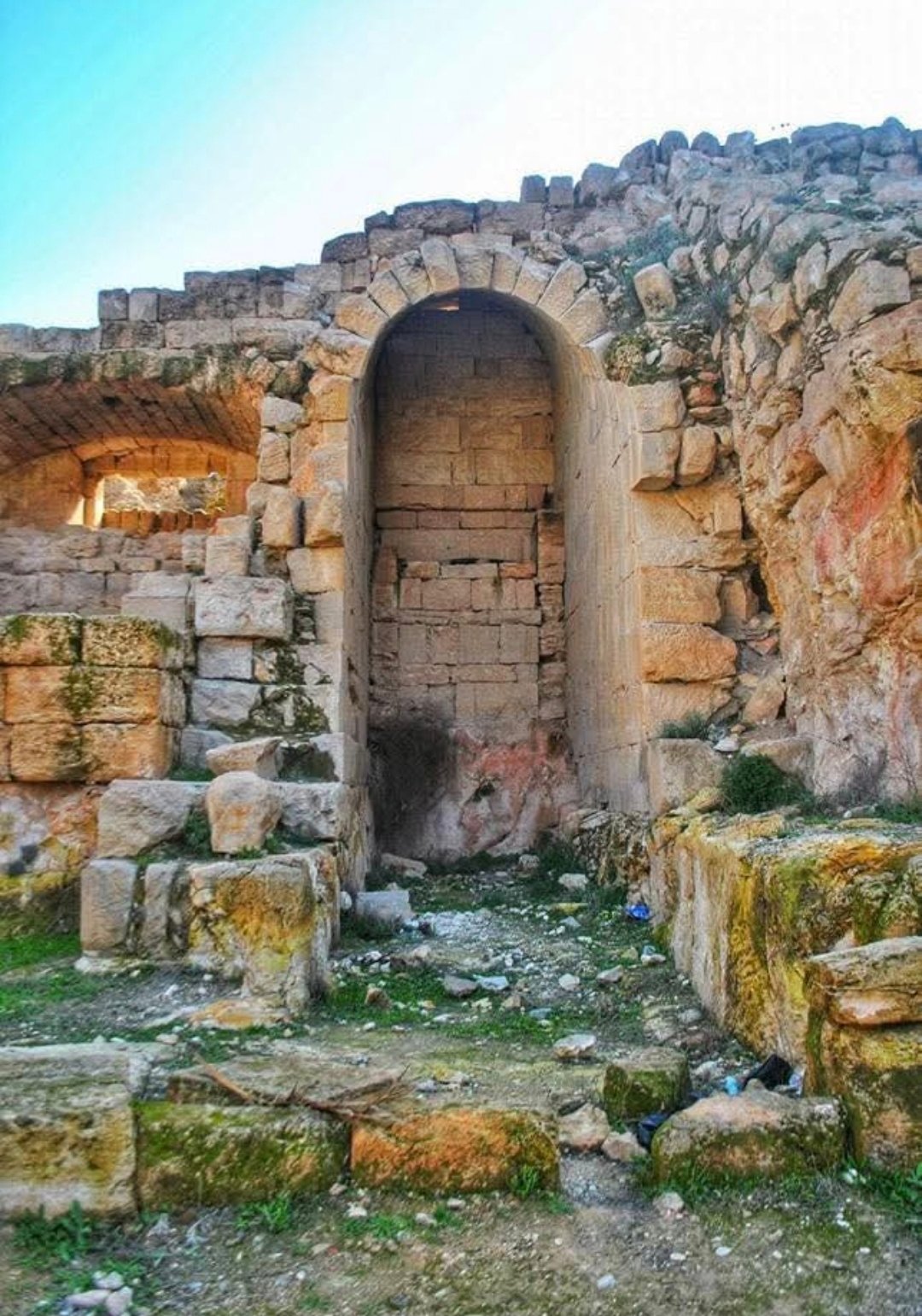 كابيتولياس : عروس الديكابولس وحاضرة التاريخ في شمال الأردن