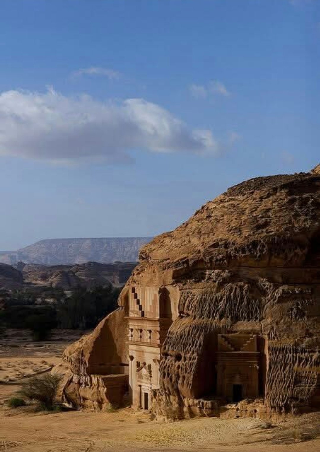 مدائن صالح ( الحِجر ) : جوهرة الحضارة النبطية وعبقرية النحت في قلب الصحراء :