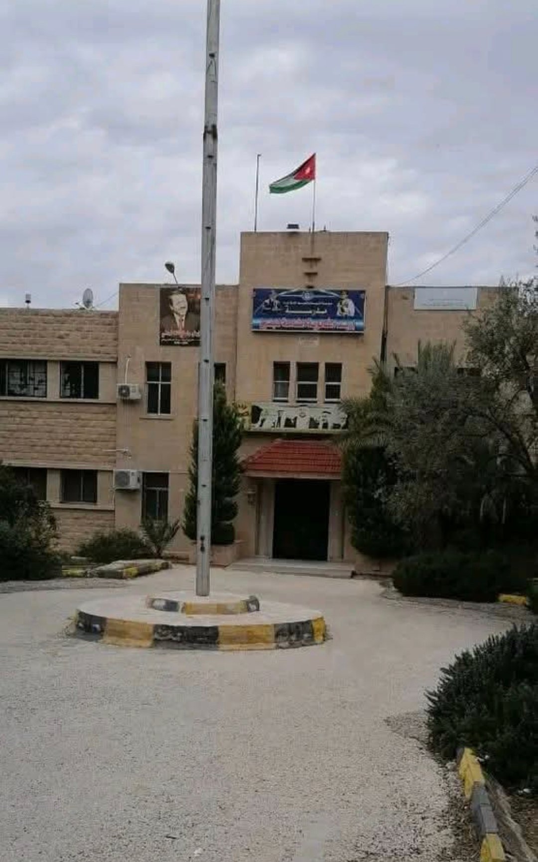 مدرسة إربد الثانوية للبنين ( الأولى ) : قلعة المعرفة الشامخة فوق تل إربد