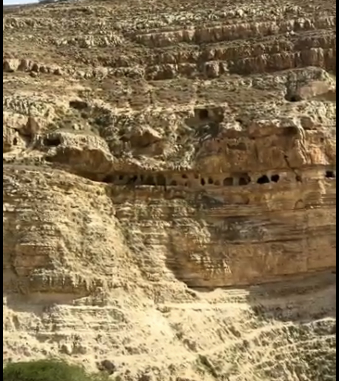 مغاور السجن المعلّق في أعالي وادي شعيب : الحصانة الصخرية التي حرست بوابة السلط التاريخية