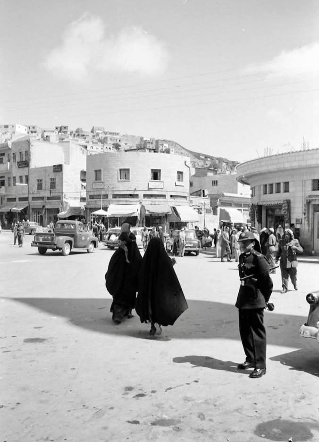 من ذكريات الستينيات إلى أسواق اليوم : كيف كسرت ابنــة عمان " ثقافة العيب " داخل معرض " باتا " ؟