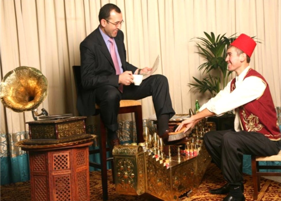 مهنة " البويجي " أو ماسح الأحذية في الأردن ... حكايات العزّ البسيط على أرصفة الشوارع والذاكرة المدنية